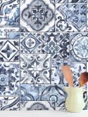 Papel de parede azulejo mosaico - azul e branco