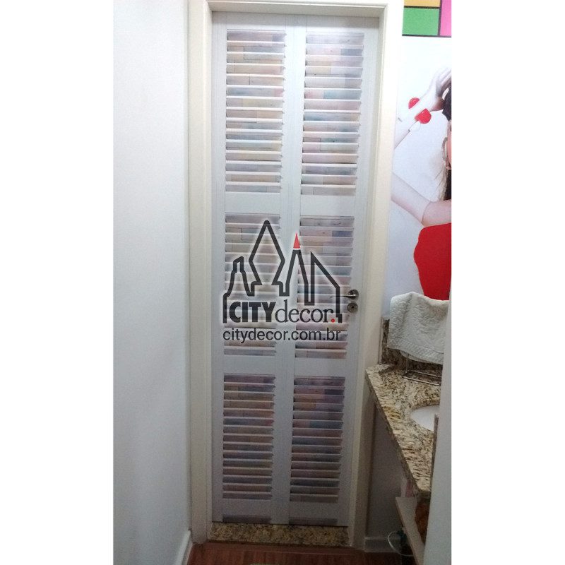 Envelopamento de porta veneziana colorida Envelopamento de porta veneziana colorida