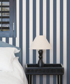 Papel de parede listrado azul marinho para bebê