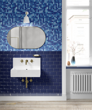 papel de parede pastilha azul royal para banheiro